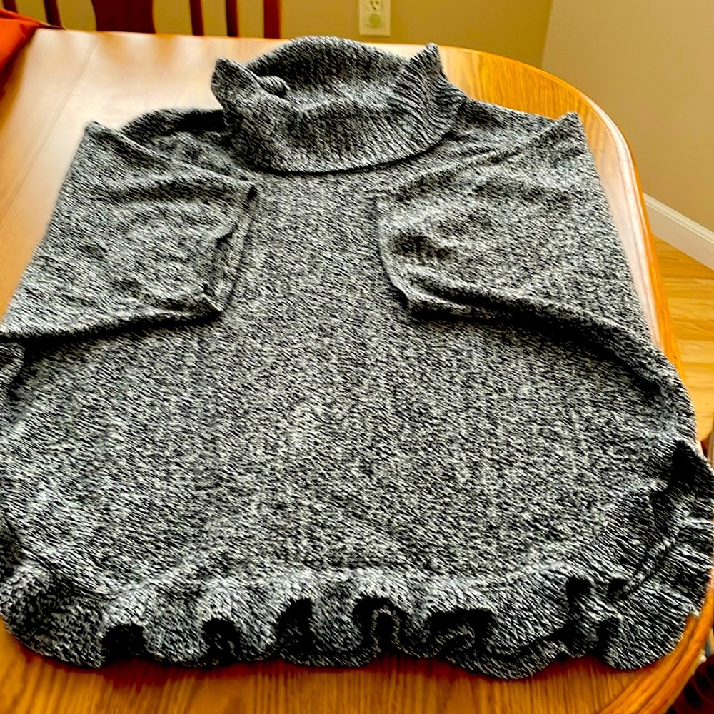 Studio works short sleeve sweater, XL in black and gray.